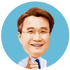 답변하는 제일경희한의원 원장 캐리커처
