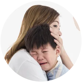 우는 아이를 안고 있는 엄마