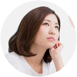 턱을 괴고 고민하는 여성
