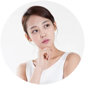 턱에 손을 대고 생각하는 여성