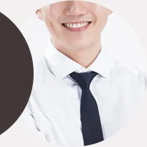 밝게 웃는 남성
