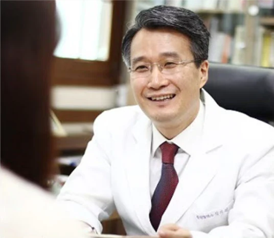 환자와 상담하는 강기원 원장