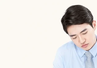피로로 지쳐 고개를 숙인 남성 — 허약성 입냄새
