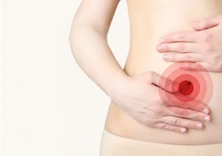 아랫배를 짚은 여성 — 여성질환으로 인한 입냄새