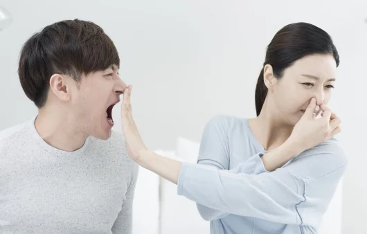 입을 막는 성인